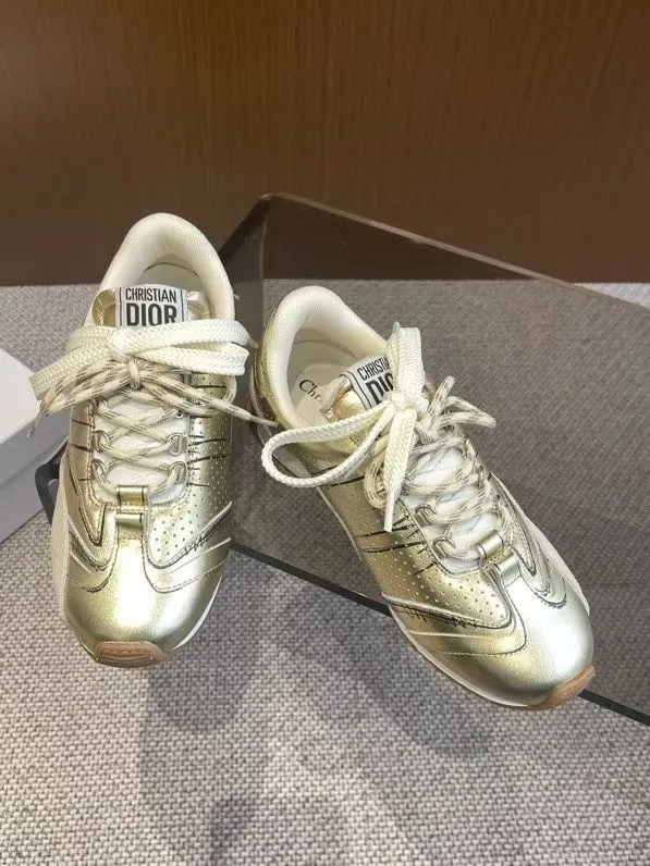 👟👟Ex-factory price 620👟👟 Dior sketch Dior spring and summer catwalk style graffiti sketch moral training shoes Forrest shoes. Original development. The most photographed item in the 25ss spring and summer show. This pair of shoes has changed the single design style of Forrest shoes in the previous impression. It retains the original shape. The details are very in line with the current fashion trend, but it also incorporates the manager's new understanding and retro feelings for Forrest shoes. The overall feeling is brand new. The material is a bit matte leather, full of retro style. It looks very high-end. The feeling on the foot is very convex. The upper foot is really good-looking and versatile. It can be worn with any style of clothes, pants and skirts. It looks good on anyone. Original combination outsole Size: 35-45